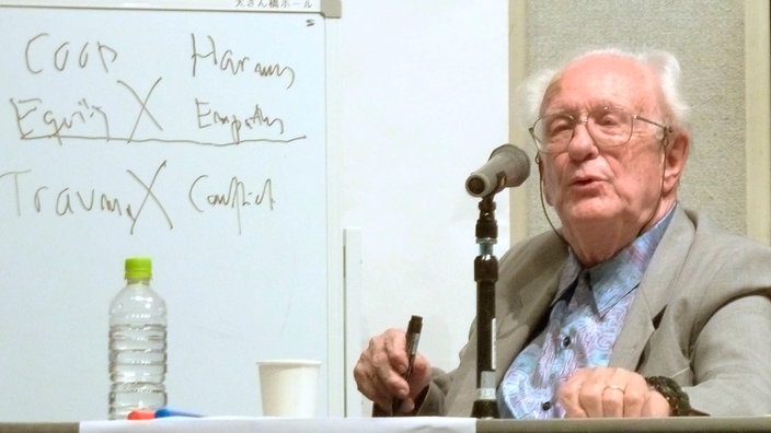 Johan Galtung bei einem Vortrag 2015 | Bildquelle: picture alliance / Kyodo Johan Galtung bei einem Vortrag 2015