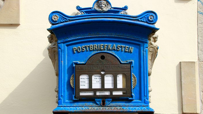 Ein reich verzierter blauer Briefkasten 