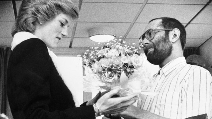 Prizessin Diana bekommt vom Aids-Patienten Martin Johnson einen Blumenstrauß überreicht