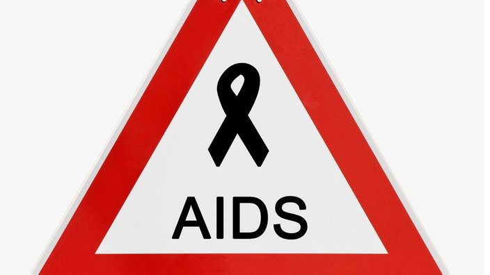 Gefahrenzeichen Aids. | Bildquelle: mauritius images Gefahrenzeichen Aids.