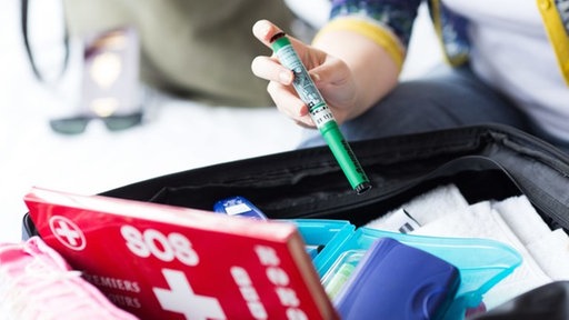 Kinderhand mit Notfall-Pen. | Bildquelle: picture alliance/Phanie Kinderhand mit Notfall-Pen.