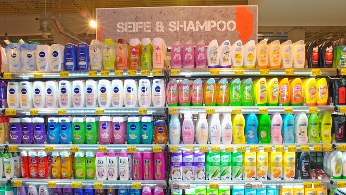 Supermarktregal mit Shampooflaschen
