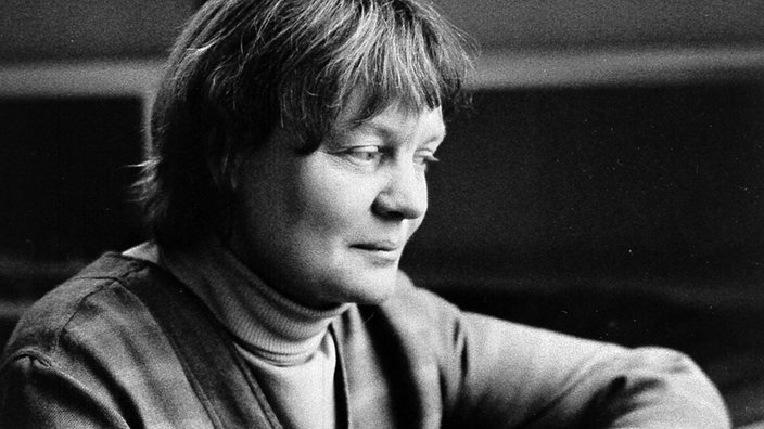 Ein Pressefoto von Iris Murdoch aufgenommen 1970. | Bildquelle: WDR/dpa/Photoshot Ein Pressefoto von Iris Murdoch aufgenommen 1970.