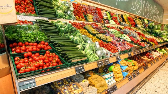 Gemüsetheke in einem Supermarkt | Bildquelle: WDR/Public Address/Mirko Hannemann Gemüsetheke in einem Supermarkt