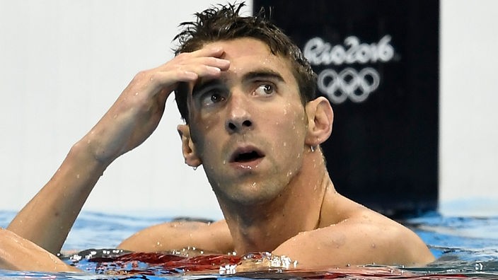 Schwimmstar Michael Phelps kontrolliert nach einem Rennen seine Zeit an der Anzeigentafel