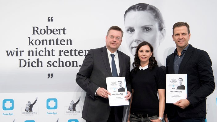 Pressekonferenz der Robert-Enke-Stiftung mit Teresa Enke (Mitte), dem ehemaligen DFB-Präsidenten Reinhard Grindel (links) und dem DFB-Direktor Oliver Bierhoff