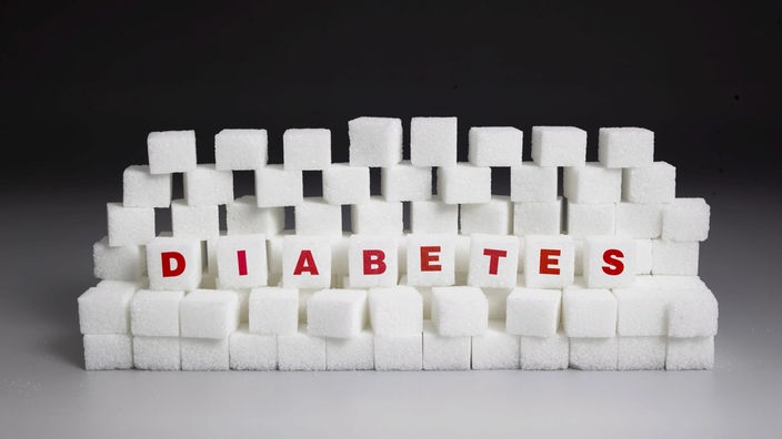 Gestapelter Würfelzucker mit dem Schriftzug "Diabetes"