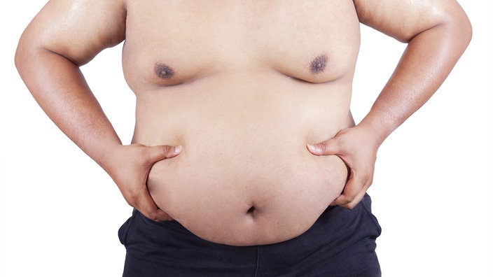 Übergewichtiger Mann hält mit beiden Händen seinen Bauch. | Bildquelle: WDR/Shutterstock Übergewichtiger Mann hält mit beiden Händen seinen Bauch.