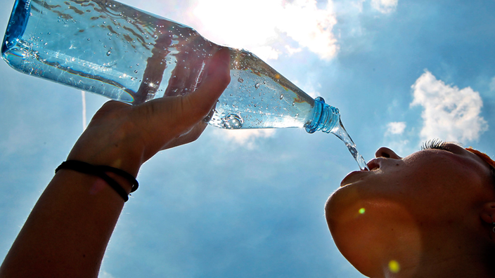 Eine Frau trinkt Wasser. | Bildquelle: dpa Picture-Alliance/Wolfgang Kumm Eine Frau trinkt Wasser.