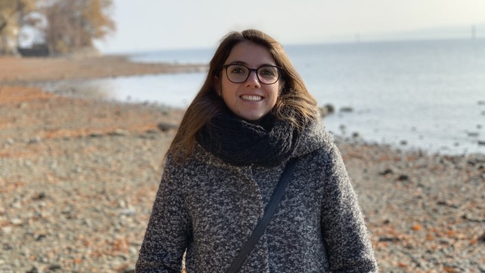 Epilepsie-Patientin Paula Bach lächelt in die Kamera | Bildquelle: Paula Bach Epilepsie-Patientin Paula Bach lächelt in die Kamera