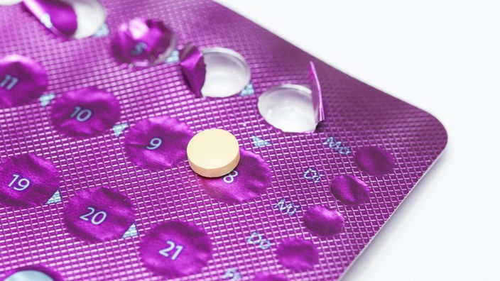 Eine einzelne herausgedrückte Antibaby-Pille liegt auf einem Blister