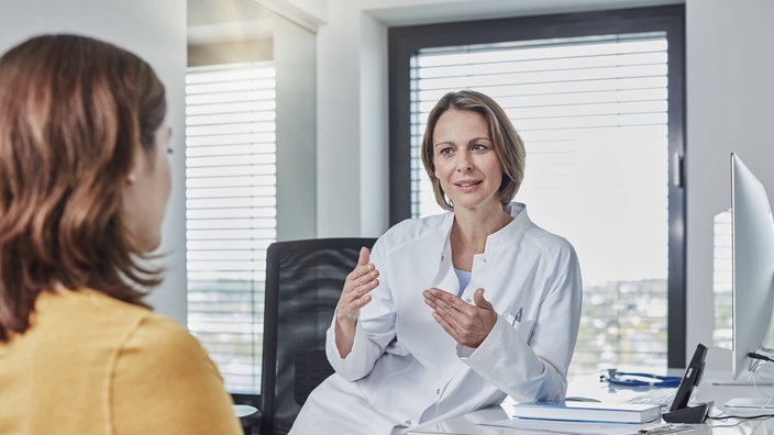 Eine Ärztin spricht mit einer Patientin in einer Arztpraxis | Bildquelle: Imago/Westend61 Eine Ärztin spricht mit einer Patientin in einer Arztpraxis