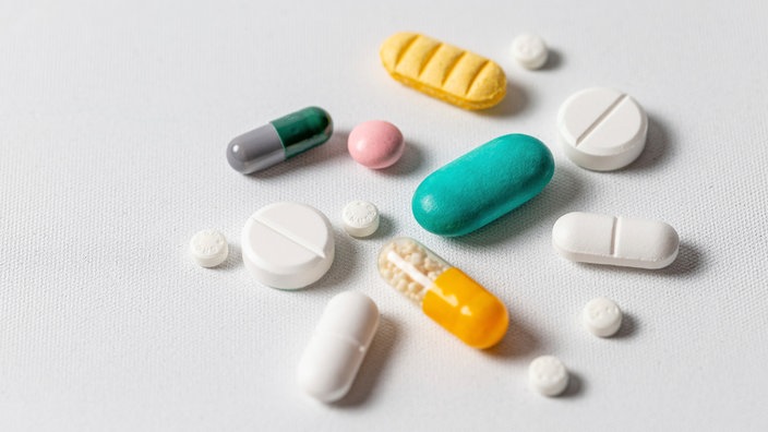 Verschiedene Tabletten liegen auf einem weißen Untergrund | Bildquelle: picture alliance/M.i.S.-Sportpressefoto Verschiedene Tabletten liegen auf einem weißen Untergrund