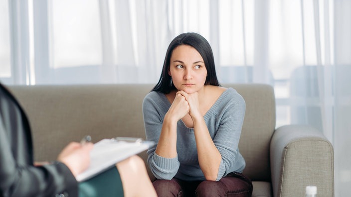 Eine Frau sitzt bei der Psychotherapeutin auf dem Sofa | Bildquelle: imago images/Panthermedia Eine Frau sitzt bei der Psychotherapeutin auf dem Sofa