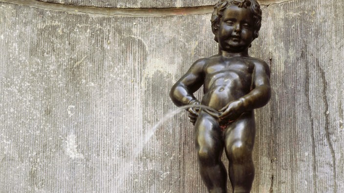 Die Brunnenfigur Männeken Pis in der belgischen Hauptstadt Brüssel. Es ist die Figur eines nackten kleinen Jungen, der im Stehen Wasser lässt.