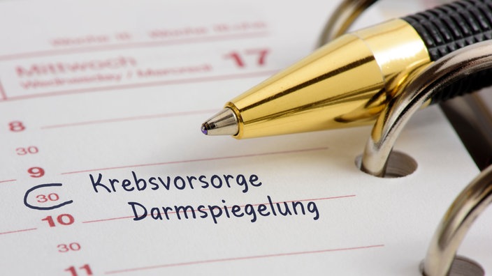 Terminkalender mit Eintrag für Krebsvorsorge und Darmspiegelung | Bildquelle: WDR / mauritius images Terminkalender mit Eintrag für Krebsvorsorge und Darmspiegelung