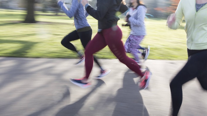 Frauen joggen im Park | Bildquelle: imago/Science Photo Library Frauen joggen im Park
