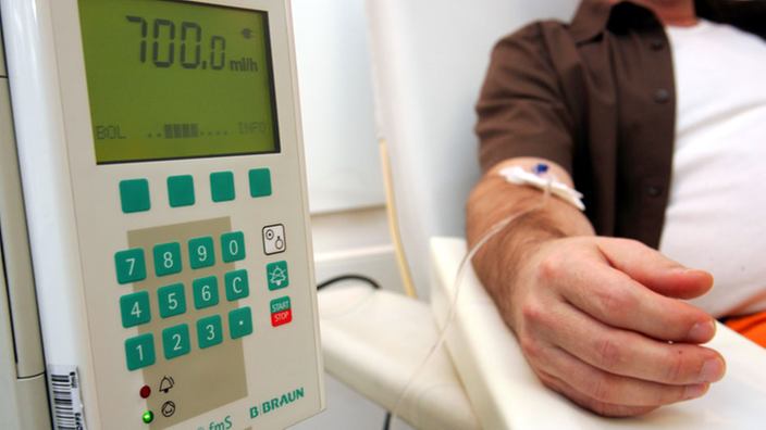 Ein Patient erhält eine Infusion. | Bildquelle: dpa Ein Patient erhält eine Infusion.