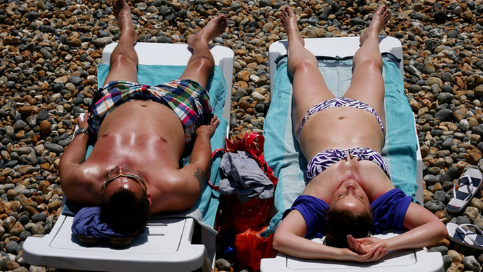 Ein Mann und eine Frau liegen in der Sonne und haben gerötete Körper. | Bildquelle: wdr Ein Mann und eine Frau liegen in der Sonne und haben gerötete Körper.