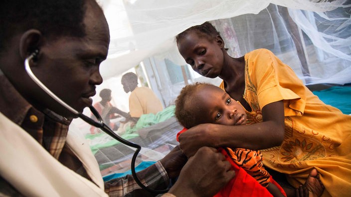 Ein afrikanischer Arzt untersucht ein Kind