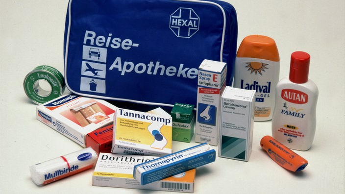Reiseapotheke mit verschiedenen Medikamenten, unter anderem gegen Mückenstiche.