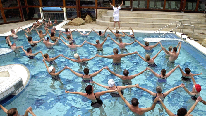 Wassergymnastik unter Anleitung des Bademeisters