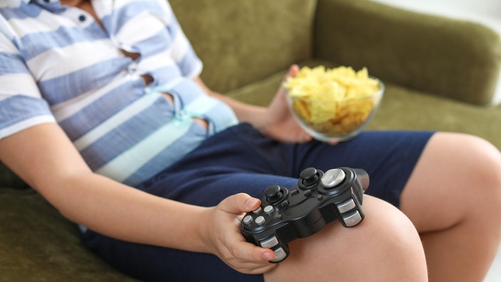 Corona - Kinder, Chips und Playstation | Bildquelle: mauritius images / Pixel-shot / Alamy / Alamy Stock Corona - Kinder, Chips und Playstation