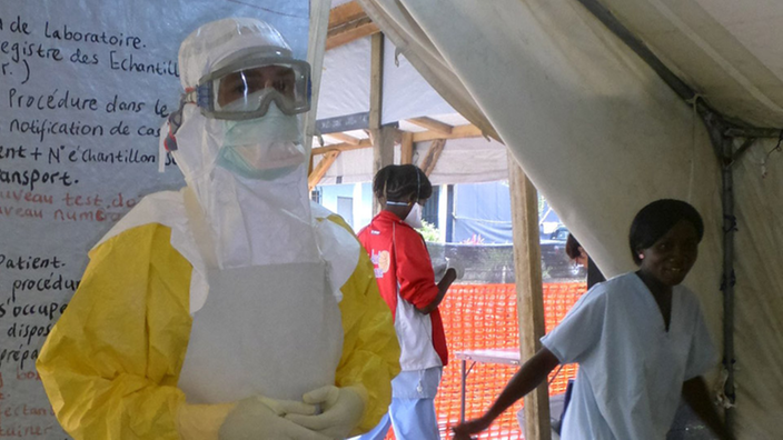 Ein Mann im Ebola-Schutzanzug