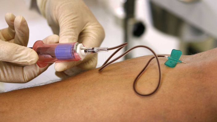 Aus einer Armbeuge wird Blut entnommen. | Bildquelle: dpa Picture-Alliance/Frank Rumpenhorst Aus einer Armbeuge wird Blut entnommen.