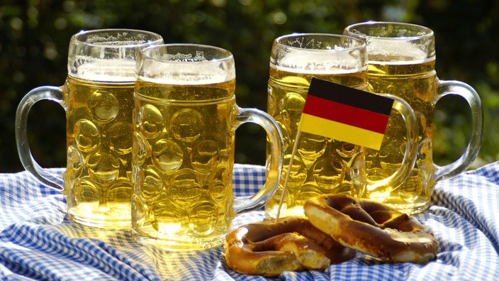 Bier und Brezeln auf einem Tisch. | Bildquelle: WDR/Imago Bier und Brezeln auf einem Tisch.