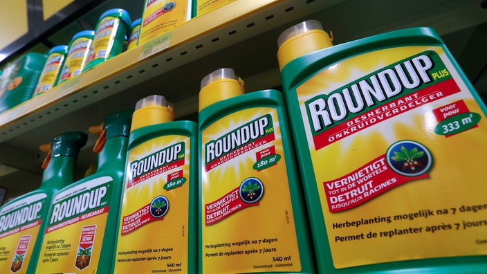 Roundup-Flaschen in einem Regalfach. | Bildquelle: WDR/Reuters Roundup-Flaschen in einem Regalfach.