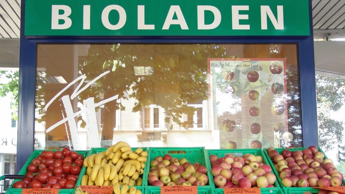 Gemüseauslage vor einem Laden mit der Aufschrift 'Bioladen'.