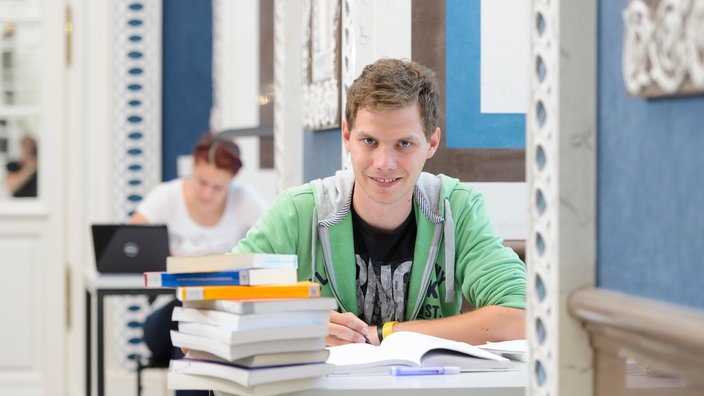 Student in der Unibibliothek Hohenheim | Bildquelle: Mauritius/Imagebroker/Oskar Eyb Student in der Unibibliothek Hohenheim