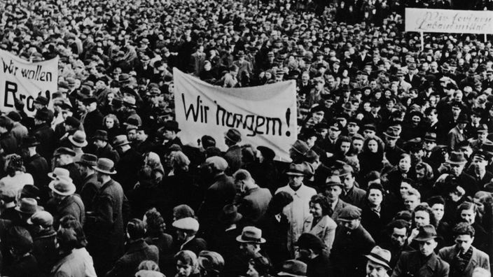 Schwarzweißfoto: Hungerdemonstration von Arbeitern auf dem Karlsplatz in Krefeld (April 1947).