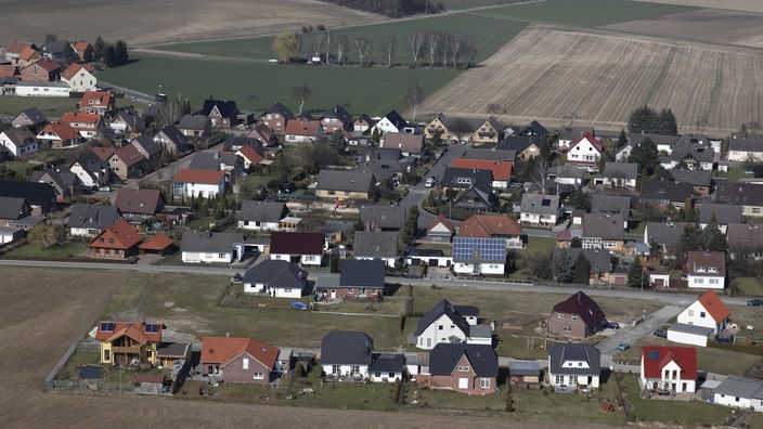 Luftaufnahme einer Dorfsiedlung.
