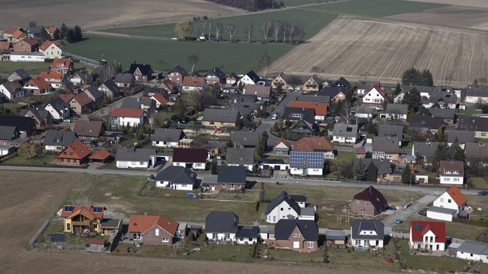 Luftaufnahme einer Dorfsiedlung.