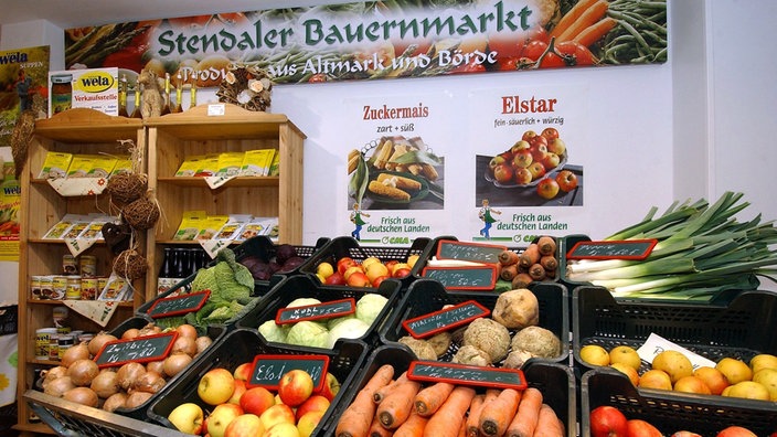 Frisches Obst und Gemüse in der Filiale des Stendaler Bauernmarktes in Tangermünde.