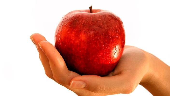 Hand hält Apfel