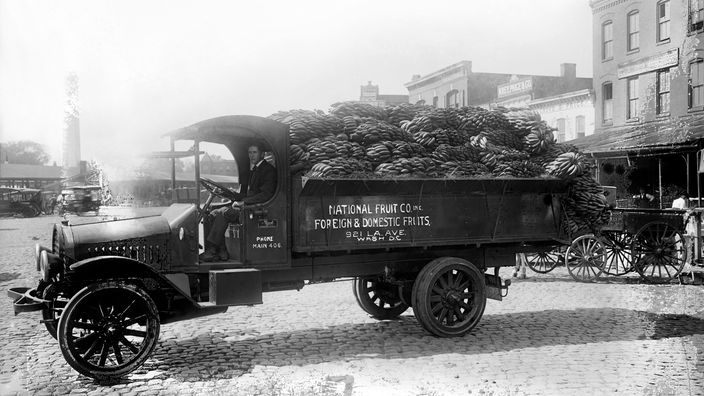 SW-Bild: Ein mit Bananen voll beladener LKW in den 1920er Jahren in den USA