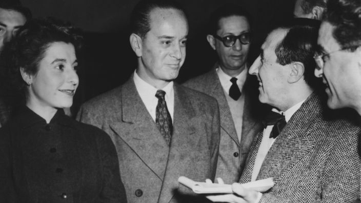 Der im Exil lebende ehemalige Präsident von Guatemala, Jacobo Arbenz Guzman (M), und seine Ehefrau (l) beantworten bei ihrem Aufenthalt in Paris am 4.1.1955 die Fragen von Journalisten.