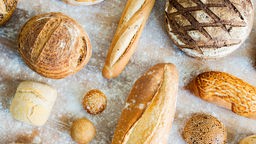Viele Laibe Brot in verschiedenen Sorten nebeneinander