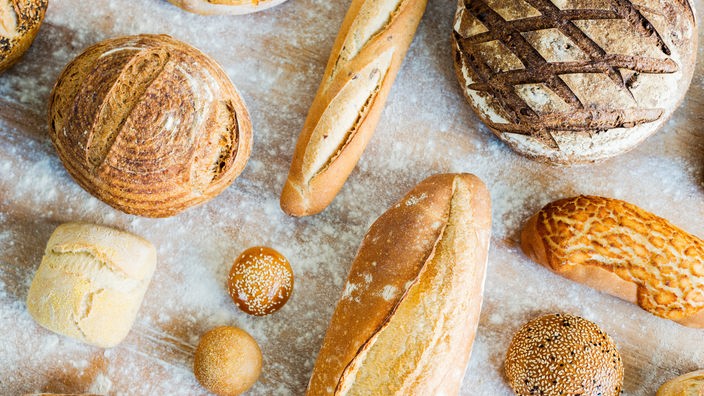 Viele Laibe Brot in verschiedenen Sorten nebeneinander