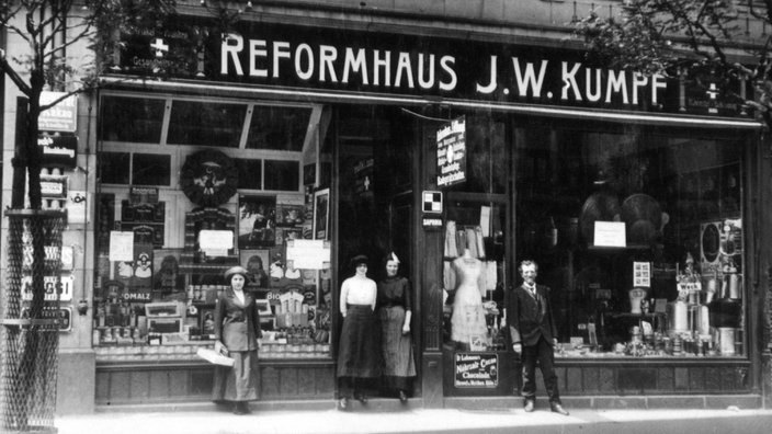Eines der ersten Reformhäuser, Offenbach, Aufnahme von 1912 | Bildquelle: picture-alliance / dpa Eines der ersten Reformhäuser, Offenbach, Aufnahme von 1912
