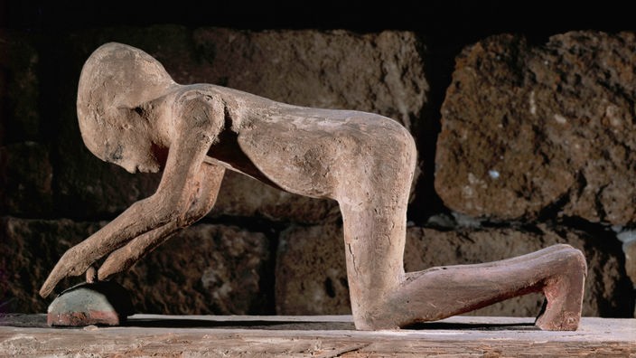 Ägyptische Skulptur: Diener beim Kneten von Teig