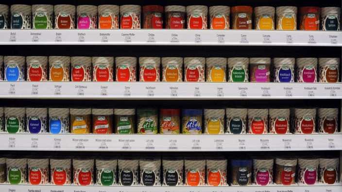 Gewürze in einem Supermarkt. | Bildquelle: imago/Becker&Bredel Gewürze in einem Supermarkt.