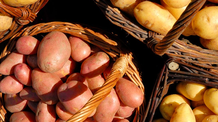 Verschiedene Kartoffelsorten in Körben. | Bildquelle: Interfoto Verschiedene Kartoffelsorten in Körben.