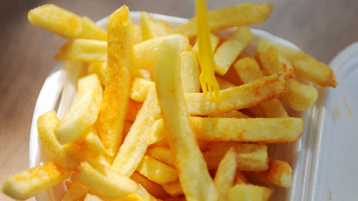 Eine Schale Pommes. | Bildquelle: dpa Eine Schale Pommes.