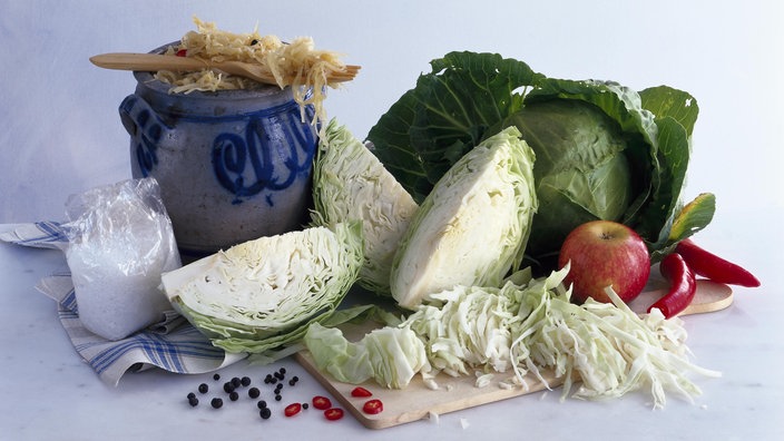 Stillleben mit Kohlsorten, Apfel, Peperoni, Sauerkraut. | Bildquelle: mauritius images/Rosenfeld Stillleben mit Kohlsorten, Apfel, Peperoni, Sauerkraut.
