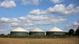 Drei runde Gebäude einer Biogasanlage