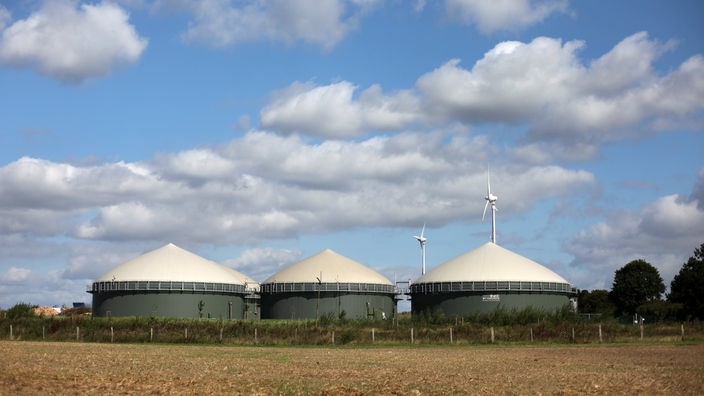 Drei runde Gebäude einer Biogasanlage